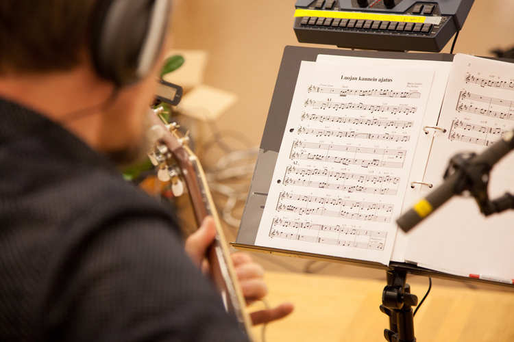 Foto av en som spelar musik.