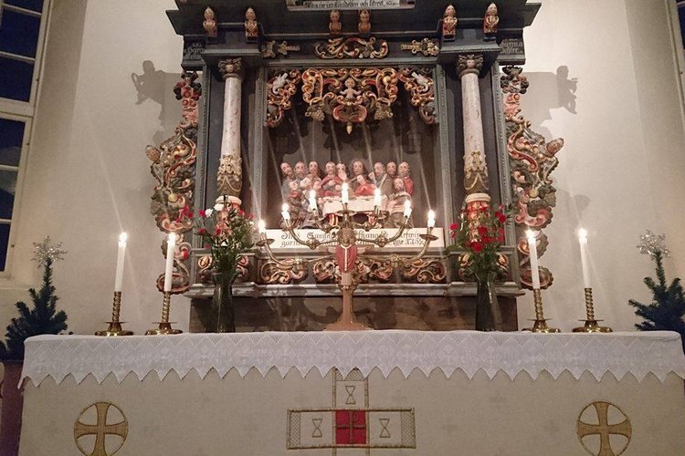 Foto av altaret i kyrkan.