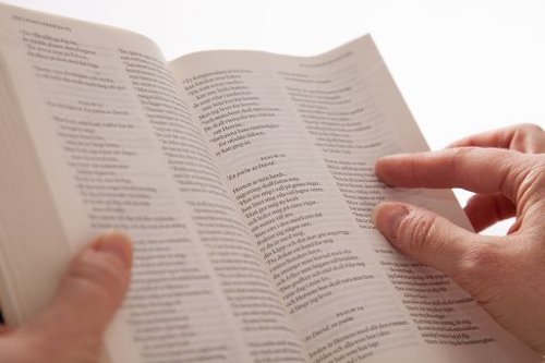 En uppslagen bibel