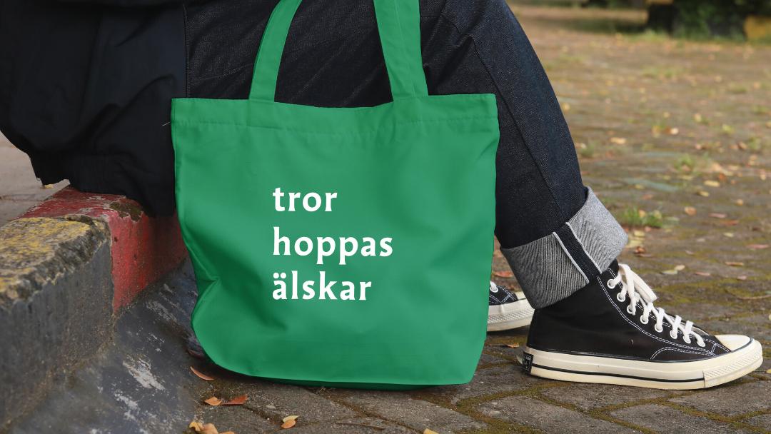 Tygkasse: tro, hoppas, älskar.